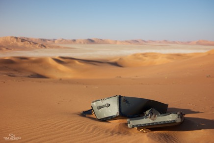 Koffer im Sand des Empty Quarter 23-11-2014 No 2.jpg