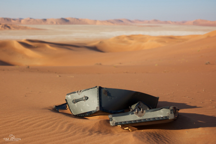 Koffer im Sand des Empty Quarter 23-11-2014 No 2.jpg