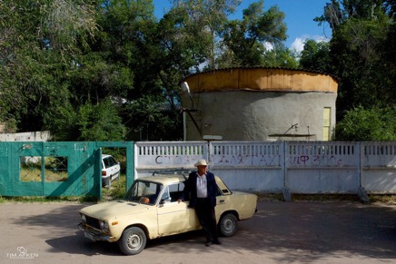 Im Innehof der Scher-dor-Medresse in Samarkand 03-06-12 No 3.jpg