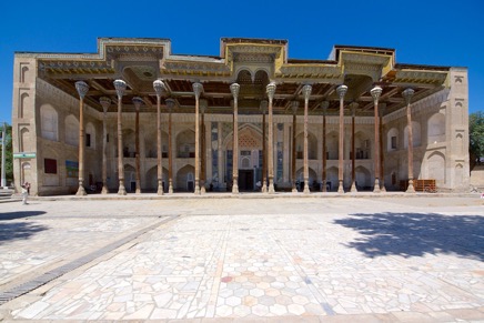 Innen in der Scher-dor-Medresse in Samarkand 03-06-12 No 1.jpg