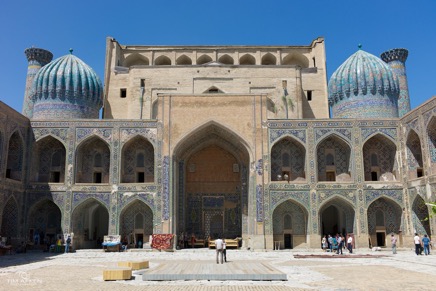 Im Innehof der Scher-dor-Medresse in Samarkand 03-06-12 No 3.jpg